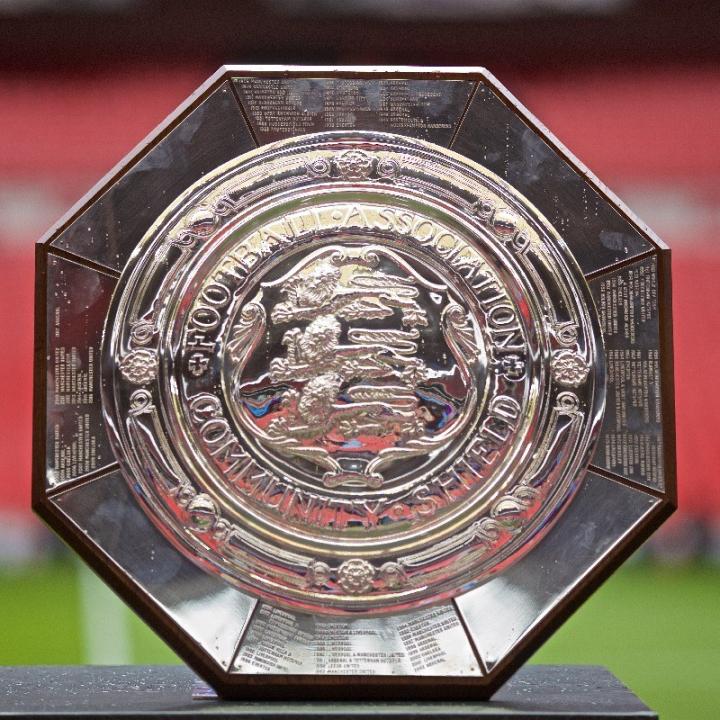 里昂迎社区盾关键赛，冲刺阶段迎来里程碑，引发热议，更衣室氛围转暖